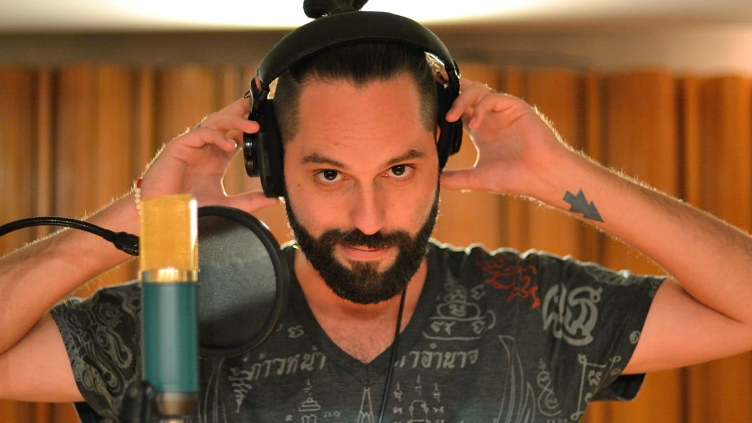 El actor argentino Alejandro Graue en un estudio de doblaje