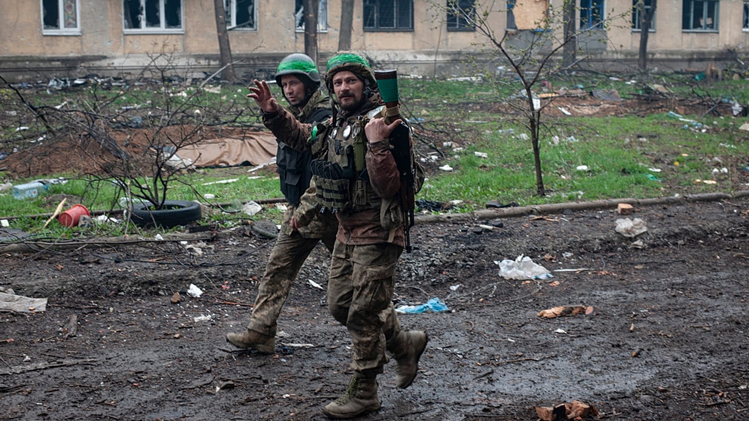 Soldados ucranianos saludan en Bajmut, región de Donetsk, Ucrania, golpeada por la guerra, el miércoles 12 de abril de 2023. 