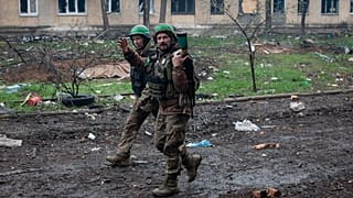 Soldados ucranianos saludan en Bajmut, región de Donetsk, Ucrania, golpeada por la guerra, el miércoles 12 de abril de 2023. 