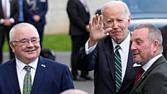 Biden llega para dirigirse a los miembros del Parlamento irlandés en Leinster House en Dublín, el 13 de abril de 2023.
