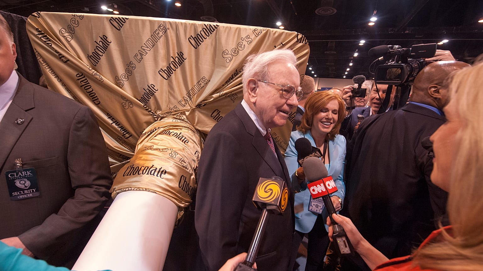  وارن بافيت رئيس مجلس إدارة والمدير التنفيذي لـ Berkshire Hathaway