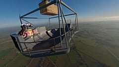 Ciclista realiza acrobacias em plataforma suspensa num balão