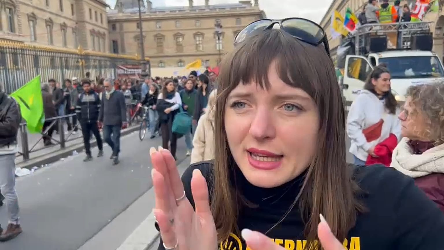 Mathilde Caillard, techno-activiste, manifeste à Paris contre la réforme des retraites, 13/04/2023