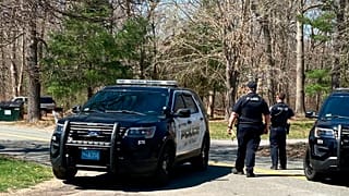 Das FBI will ein 21-jähriges Mitglied der Massachusetts Air National Guard im Zusammenhang mit der Weitergabe streng geheimer Militärdokumente über den Ukraine-Krieg befragen