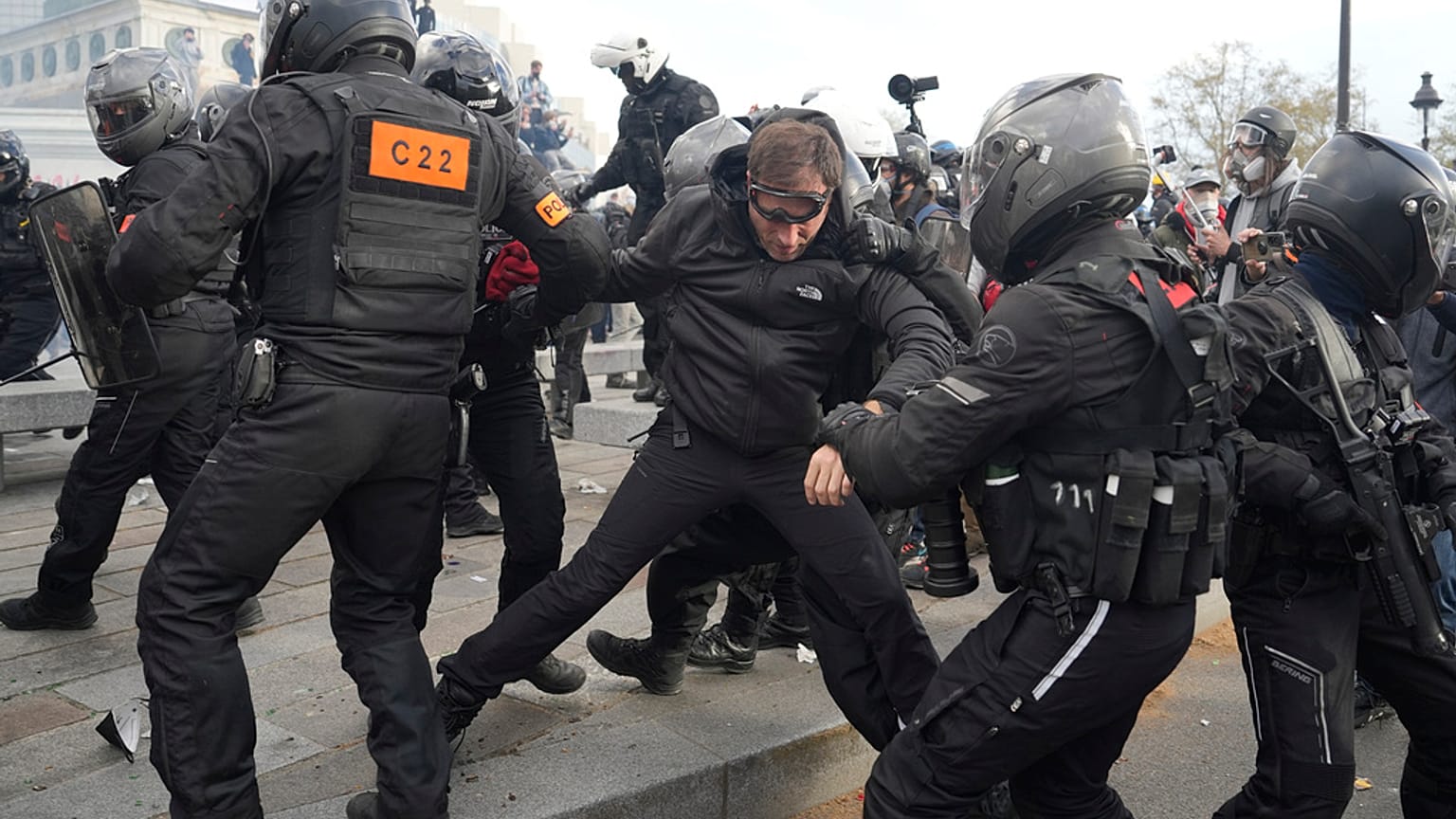 Detenção de manifestante em Paris