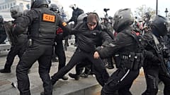 Detenção de manifestante em Paris