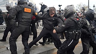 Detenção de manifestante em Paris