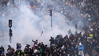 В Париже полиция применила слезоточивый газ