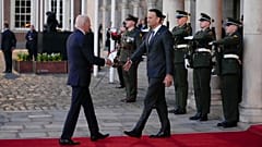 Joe Biden a ser recebido no Castelo de Dublin pelo primeiro-ministro irlandês, Leo Varadkar