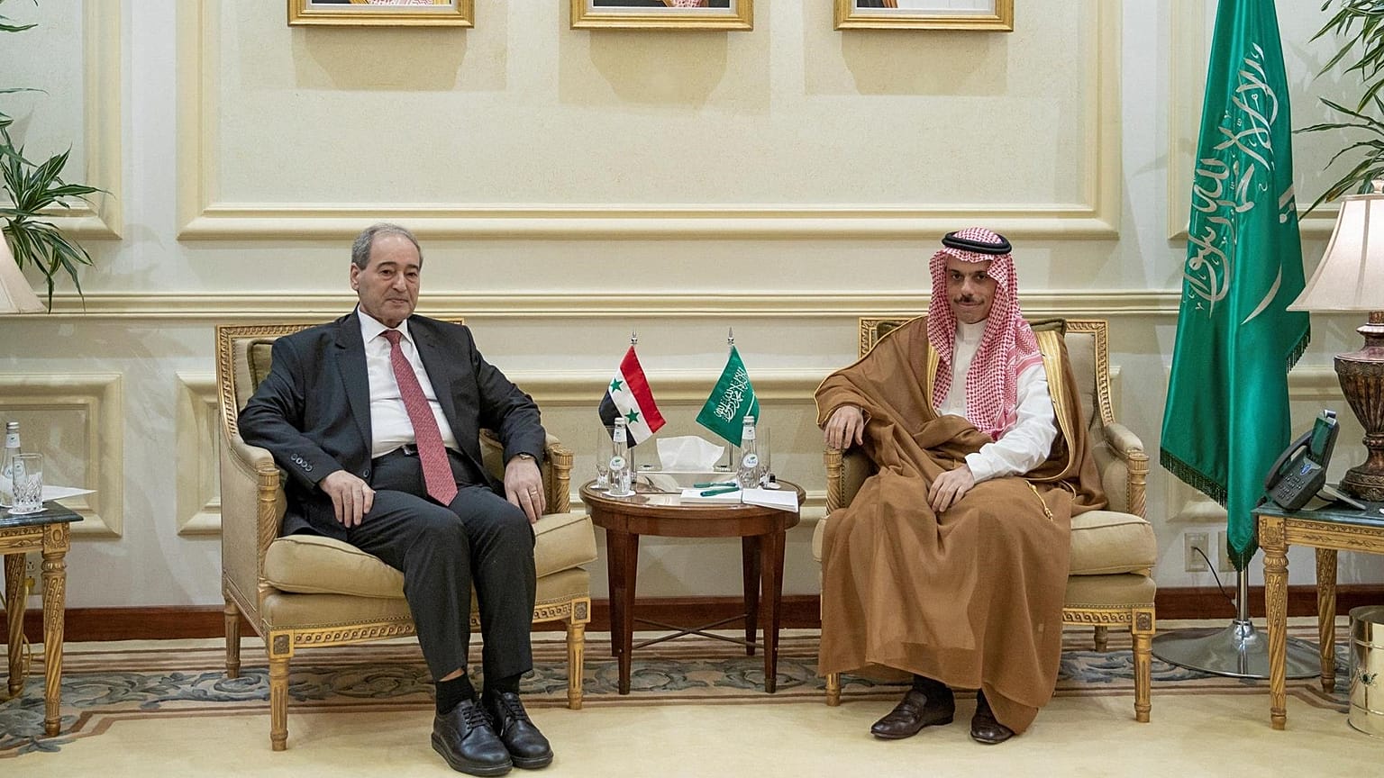 وزير الخارجية السعودي فيصل بن فرحان ونظيره السوري فيصل المقداد
