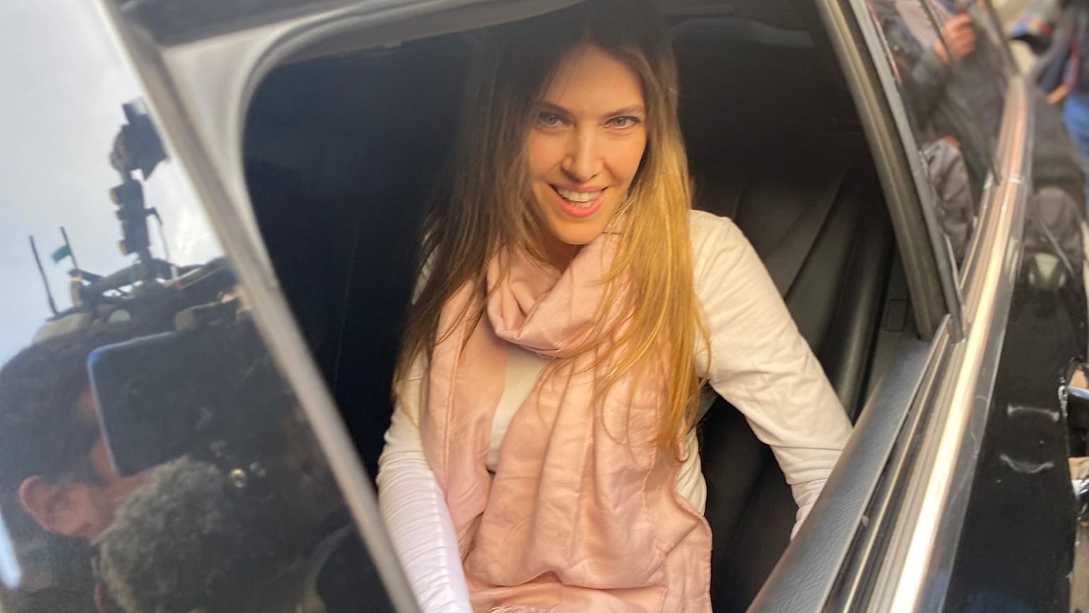 Eva Kaili megérkezik a brüsszeli lakásához a börtönből