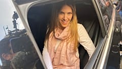 Eva Kaili megérkezik a brüsszeli lakásához a börtönből