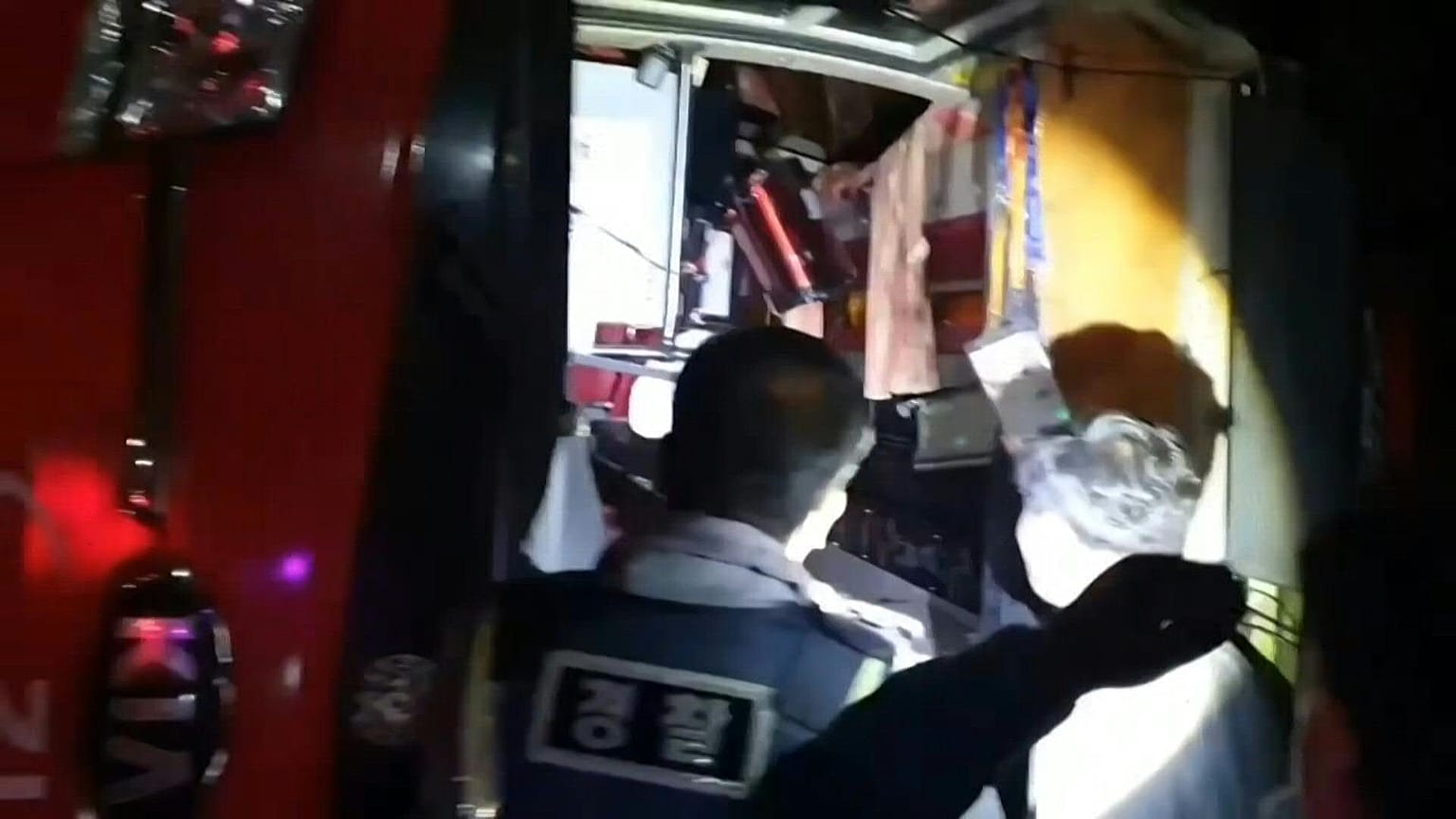 انقلاب حافلة تقل سياحا اسرائيليين في طريق ريفي في وسط كوريا الجنوبية