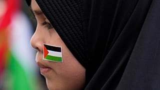فتاة قي إندونيسيا تشارك في يوم القدس العالمي 