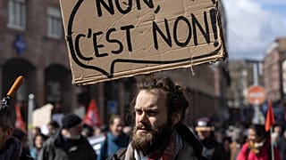 Milhões de franceses têm protestado nas ruas contra a lei