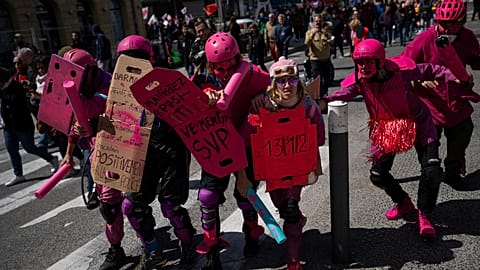 Des manifestants déguisés en policiers anti-émeute français participent à une manifestation à Marseille, dans le sud de la France, le jeudi 13 avril 2023.