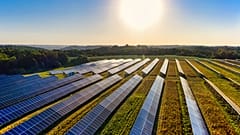 Alinhamento de painéis fotovoltaicos numa central solar