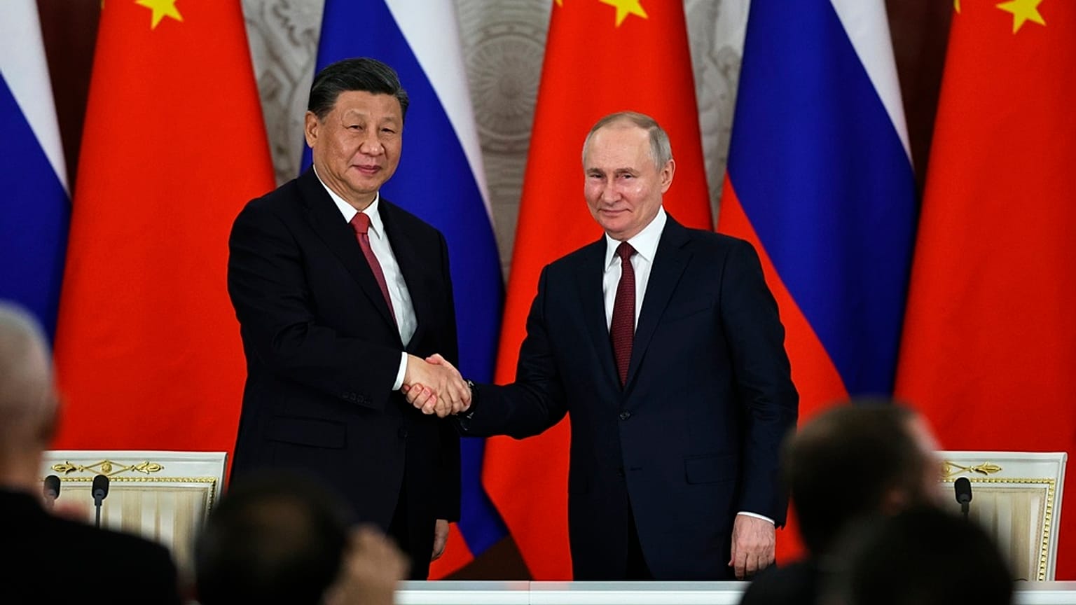 Hszi Csin-ping és Vlagyimir Putyin kezet fognak a kínai vezető moszkvai látogatásán 2023. március 21-én