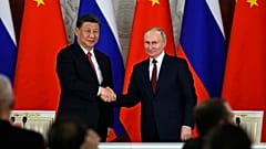 Hszi Csin-ping és Vlagyimir Putyin kezet fognak a kínai vezető moszkvai látogatásán 2023. március 21-én