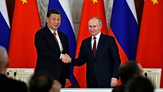 Hszi Csin-ping és Vlagyimir Putyin kezet fognak a kínai vezető moszkvai látogatásán 2023. március 21-én