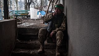 Egy ukrán katona dohányzik a háború sújtotta Bakhmutban, Donyeck régióban, Ukrajnában, 2023. április 12-én,