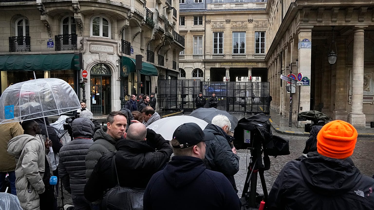 Beschäftigte der Medien belagerten heute den Ort der Entschedung in Paris