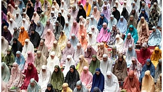 نساء يؤدين الصلاة في إندونيسيا