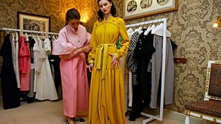  مصممة الأزياء البولندية كارولينا جنيويك خلال عرض في دبي