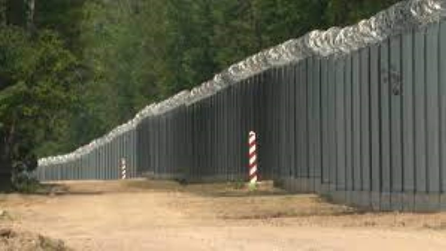 La obra de construcción de la valla fronteriza oriental Finlandia-Rusia cerca del paso fronterizo de Pelkola en Imatra, sureste de Finlandia, viernes 14 de abril de 2023. 