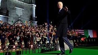 Joe Biden ante catedral de Ballina, en el último día de su visita a la isla de Irlanda 