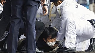 Földre teperték a füstbombát dobó férfit Japánban