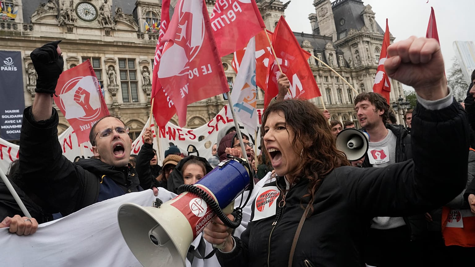 Konseyin kararından sonra muhalefetten tepkiler yağmış; Fransızlar Paris, Lyon, Rennes ve Nantes kentleri başta olmak üzere, ülke genelinde sokağa indi