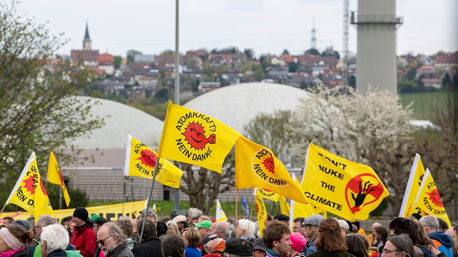 A német atomerőművek leállítását ünneplik a Greenpeace aktivistái Berlinben 2023. április 15-én