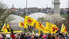 A német atomerőművek leállítását ünneplik a Greenpeace aktivistái Berlinben 2023. április 15-én