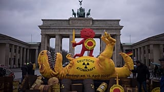 Немецкие экоактивисты празднуют отказ от атомной энергии. Берлин, Германия. 15 апреля 2023.