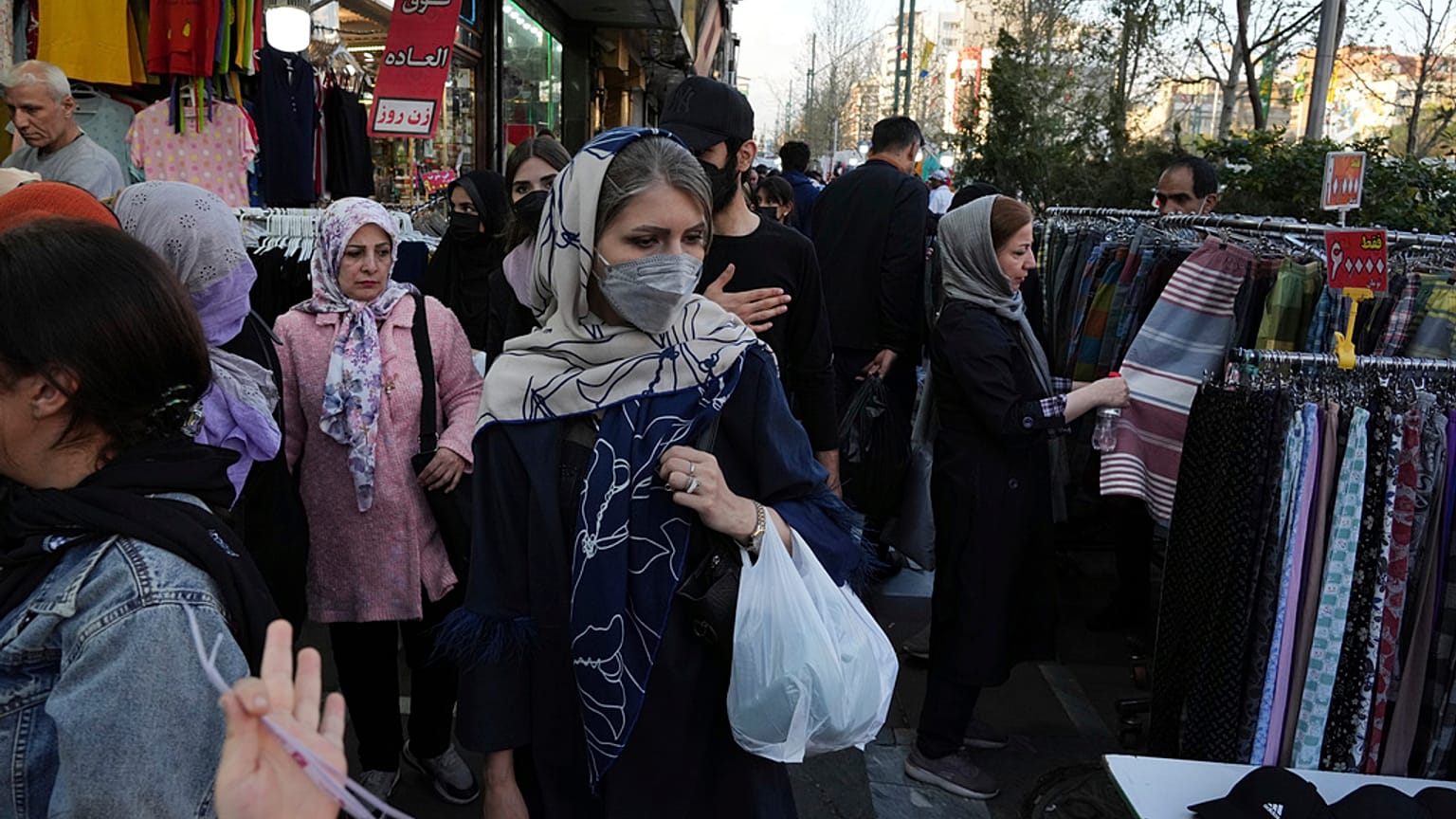 Sokaklarda, işletmelerde ve arabalarda başörtüsü kurallarına riayet edilmesine yönelik hazırlanan uygulama bugün itibarıyla yürürlüğe girdi