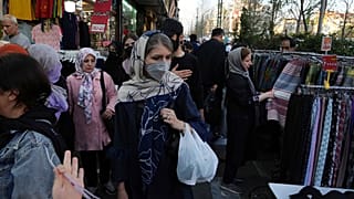 Sokaklarda, işletmelerde ve arabalarda başörtüsü kurallarına riayet edilmesine yönelik hazırlanan uygulama bugün itibarıyla yürürlüğe girdi