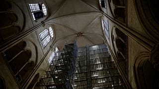 Un échafaudage à l'intérieur de la nef de la cathédrale Notre-Dame de Paris, qui a été endommagée lors d'un incendie dévastateur il y a quatre ans, le 14 avril 2023, à Paris. 