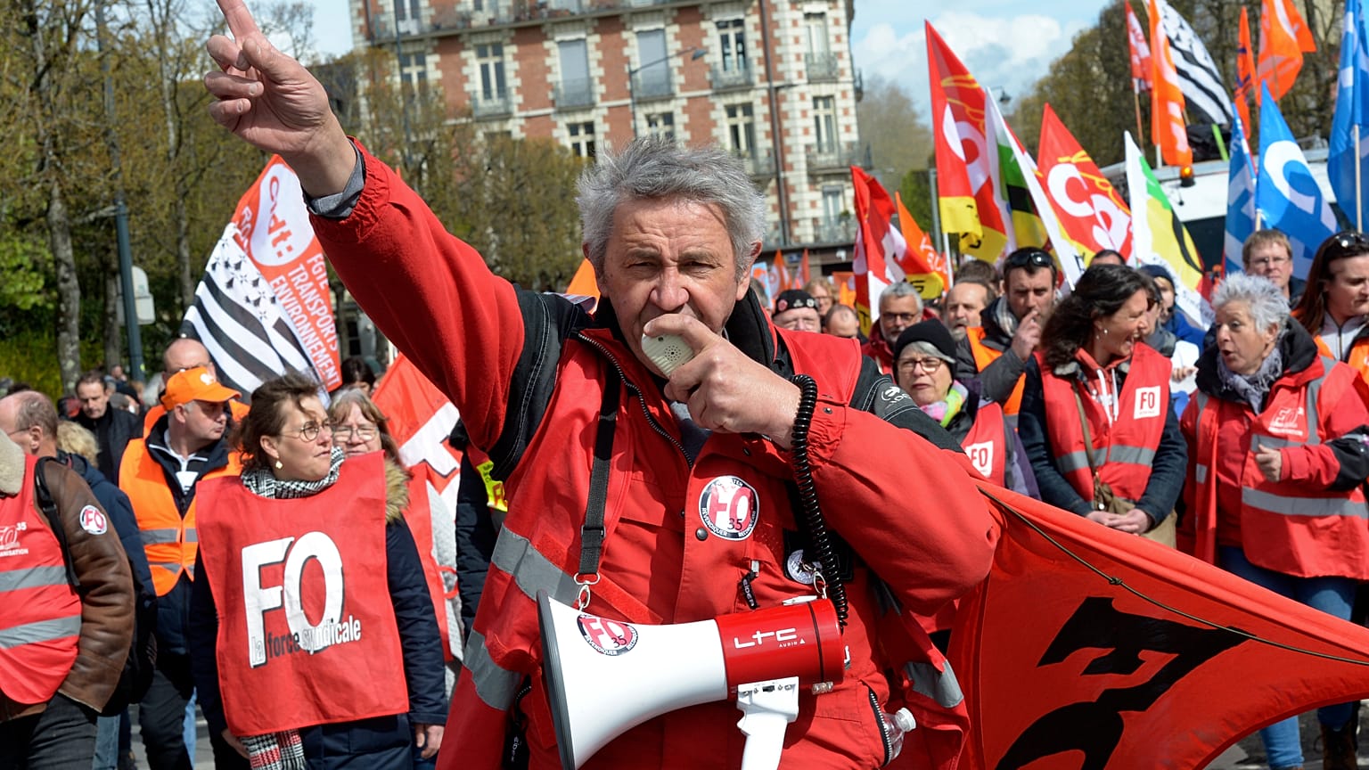 Un sindicalista encabeza una manifestación el jueves 13 de abril de 2023 en Rennes, oeste de Francia.