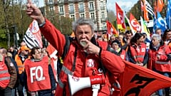 Egy szakszervezeti tag a nyugdíjreform elleni tüntetésen a franciaországi Rennes-ben