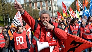 Egy szakszervezeti tag a nyugdíjreform elleni tüntetésen a franciaországi Rennes-ben