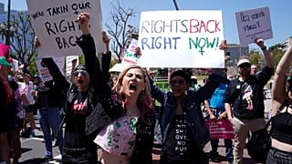 Plusieurs centaines de personnes ont marché dans les rues de Washington pour demander le maintien du droit à l'IVG
