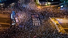 In Tel Aviv versammelten sich über 100.000 Menschen, um zu demonstrieren.