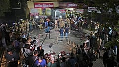Gazetecilere açıklamada bulunan iki kardeşin vurulma anı, canlı yayında kameralara yansıdı