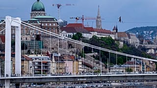 Eine Premiere: ein Hochseilkünstler aus dem Zirkus hat als Erster die Donau auf dem Seil überquert