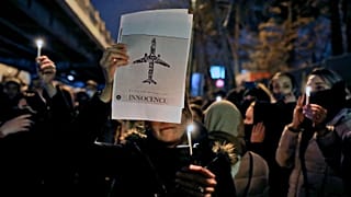 شمع روشن کردن شهروندان تهرانی  در مقابل دانشگاه امیر کبیر برای گرامیداشت یاد قربانیان حادثه سرنگونی هواپیمای اوکراینی