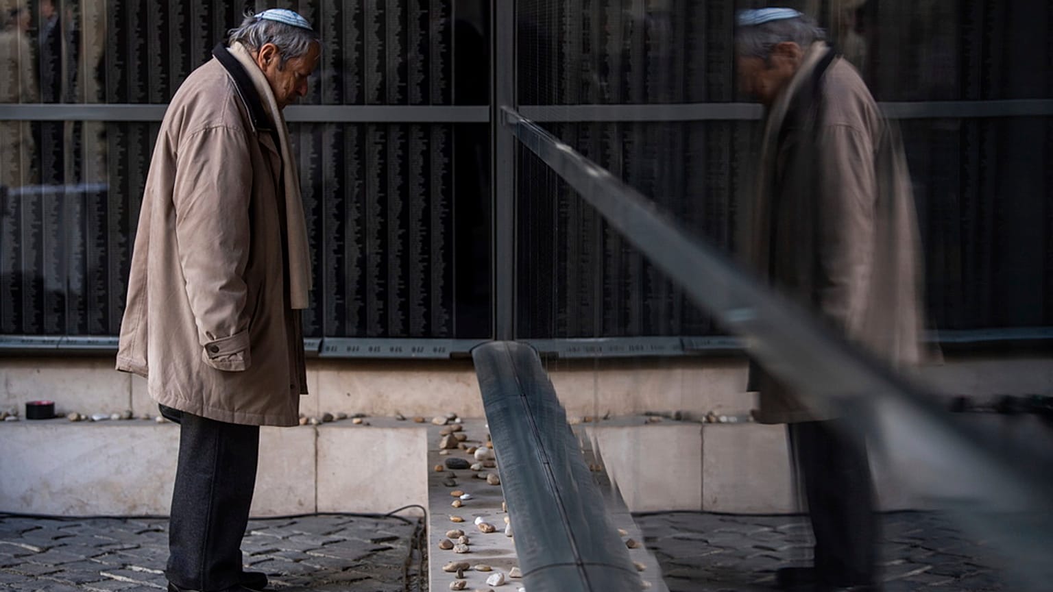 Un homme face au mur mémorial des victimes de l'Holocauste, Budapest, le 16 avril 2023, Hongrie 