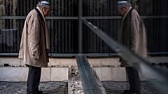 Un homme face au mur mémorial des victimes de l'Holocauste, Budapest, le 16 avril 2023, Hongrie 