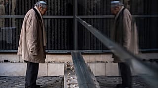Un homme face au mur mémorial des victimes de l'Holocauste, Budapest, le 16 avril 2023, Hongrie