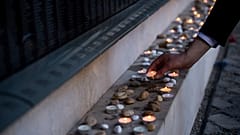 Χιλιάδες άνθρωποι στην Ουγγαρία βγήκαν στους δρόμους της Βουδαπέστης την Κυριακή για να τιμήσουν την Ημέρα Μνήμης της Πορείας των Ζωντανών, στη μνήμη των Ούγγρων θυμάτων του Ο